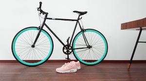 велосипед и новые розовые ботинки