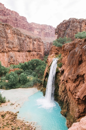 большой водопад, высокая отвесная скала, водопад в каньоне 