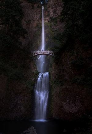 Малтнома-Фоллс, штат Орегон, большой водопад, высокая отвесная скала, мост над водопадом 