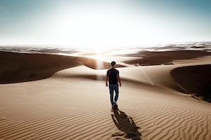 песчаные дюны, прогулка человека по песку 