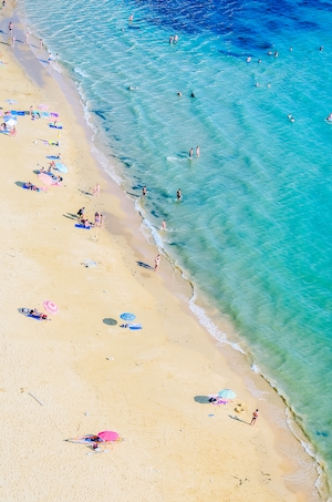 люди отдыхают на пляже, песок и голубая вода 