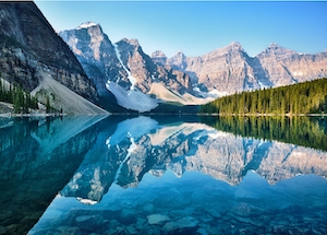 озеро в горах, зеркально отражение 