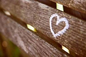 Нарисованное сердце на скамейке в парке
