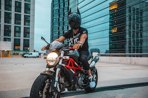 мужчина на мотоцикле в маске Бетмэна