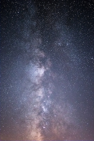 Портретный снимок галактики Млечный Путь, разноцветные космические пятна, звездное небо, космос 