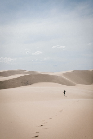 песчаная дюна, пески в пустыне, пейзаж в пустыне, человек идет по песку 