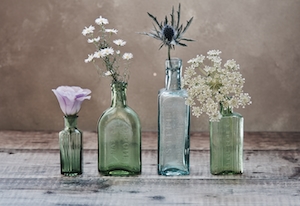 цветы в стеклянных бутылках 