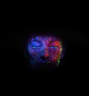 лицо человека в флюоресцентном пигменте 