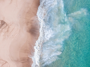 пляж, белый песок, голубая вода, фото сверху 