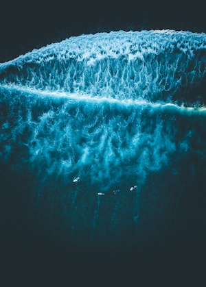 морские волны с высоты, фото сверху, морская пена, серфингисты 