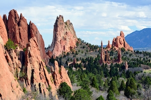 Выступающие красные вершины тянутся к небу в Саду Богов, горы красного каньона, горный пейзаж 