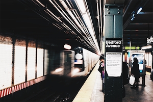 Нью-Йоркское метро, постеры, плакаты на стене 