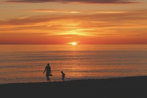 закат над морем, закат над водой, солнце на закате, градиент на небе, небо и горизонт во время заката, природа, взрослый и ребенок гуляют по пляжу 