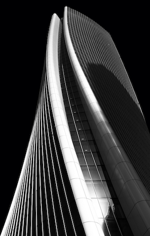 изгиб небоскреба, современная архитектура, черно-белое фото 