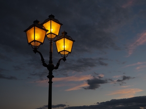 Уличный фонарь на закате