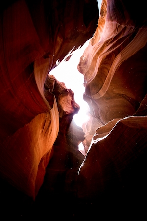Солнечный свет придает каньону совершенно новую форму и узор, красные скалы каньона, небо 