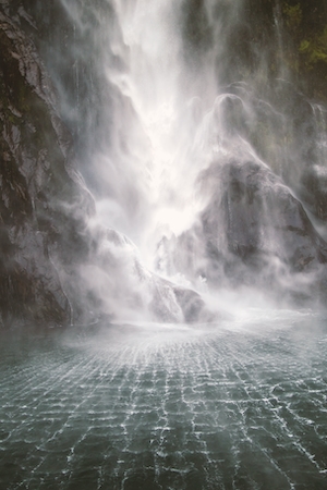 Водопад Милфорд Саунд Новая Зеландия, большой водопад, высокая отвесная скала 