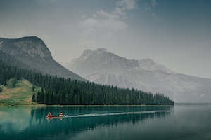 Горное озеро, отражение неба и гор в воде, лесу у озера и гор, туманные горы 