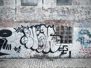 граффити на старой стене 