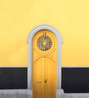 Желтая дверь с окном наверху