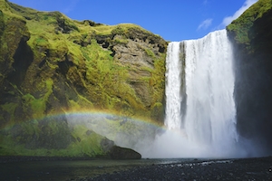 Волшебный водопад, водопад в окружении зеленых растений