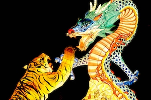 В Южной Корее эти скульптуры являются частью фестиваля света.  Дракон против Тигр, рисунок дракона и тигра 