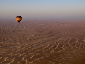 Воздушный шар в пустыне Дубая