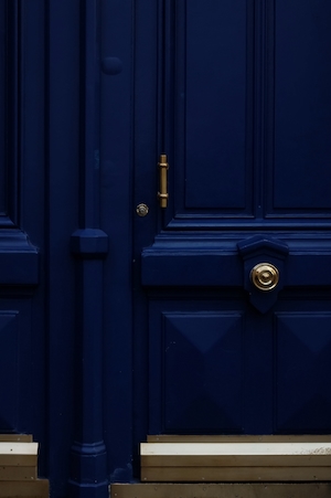 темно-синяя дверь 