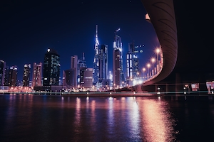 Панорама ночного Дубая с воды 