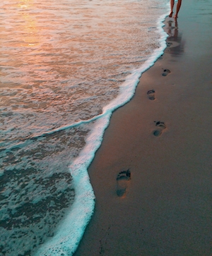 песчаный пляж, море во время заката 