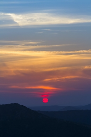 Красный закат во время сафари-драйва в Южной Африке, небо во время заката, заходящее солнце 