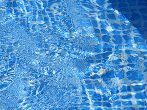 блики солнца на поверхности воды в бассейне 