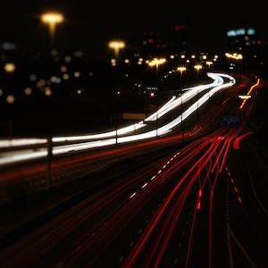 Ночной снимок автомобильной трассы