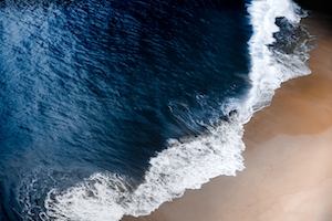 морские волны с высоты, фото сверху, морская пена, песчаный пляж 
