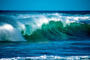 фото морских волн с пеной, гребень волны 