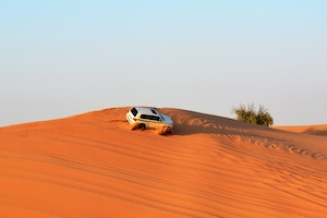 Пустыня недалеко от Абу-Даби, белая машина