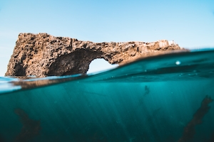 арка из скал в океане, подводный мир 
