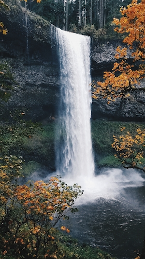 большой водопад, высокая отвесная скала 