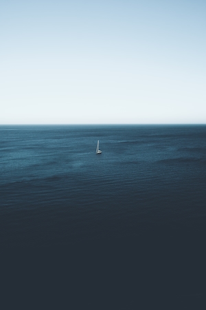 одинокий корабль в темном спокойном море 