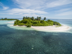 Красивые острова на юге Мальдивских островов, бирюзовое побережье с белым песком, фото с воздуха 