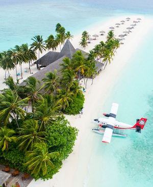песчаный пляж с пальмами, Мальдивы, гидроплан на берегу