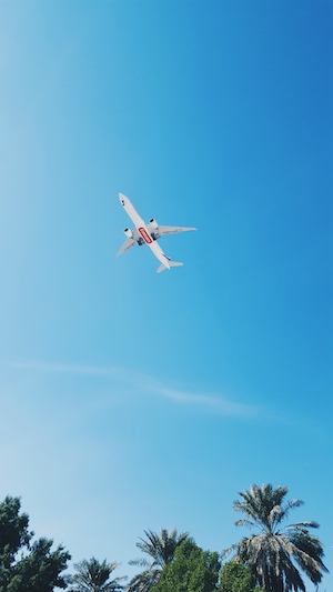 Самолет в небе Дубая