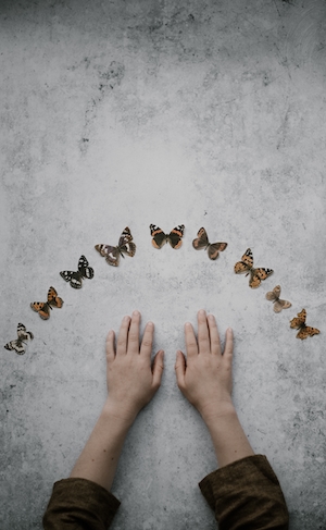 Детская рука с бабочками