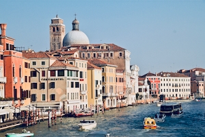 Канал в Венеции на закате, здания на воде, лодки