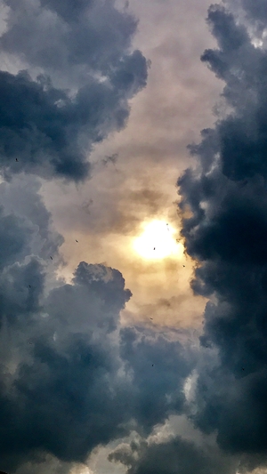 солнце на небе днем посреди облаков 
