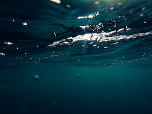пузыри воздуха под водой, текстура воды, подводный мир 
