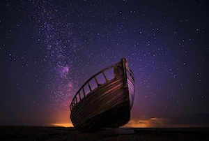 часть деревянного корабля на фоне звездного неба