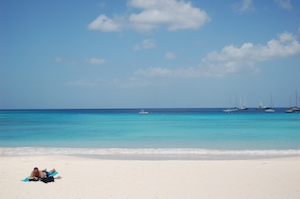 пляж, голубая вода, голубое небо, белый песок, чьи-то вещи на пляже 