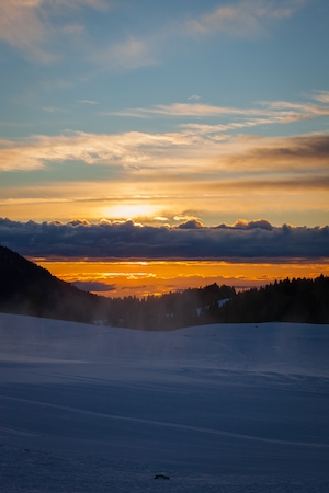 холодный восход солнца над горами, силуэт гор 