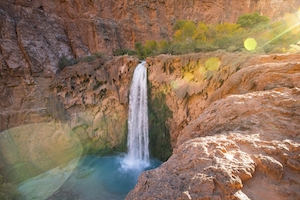 водопад, отвесные скалы, бирюзовый водный бассейн, водопад в каньоне 